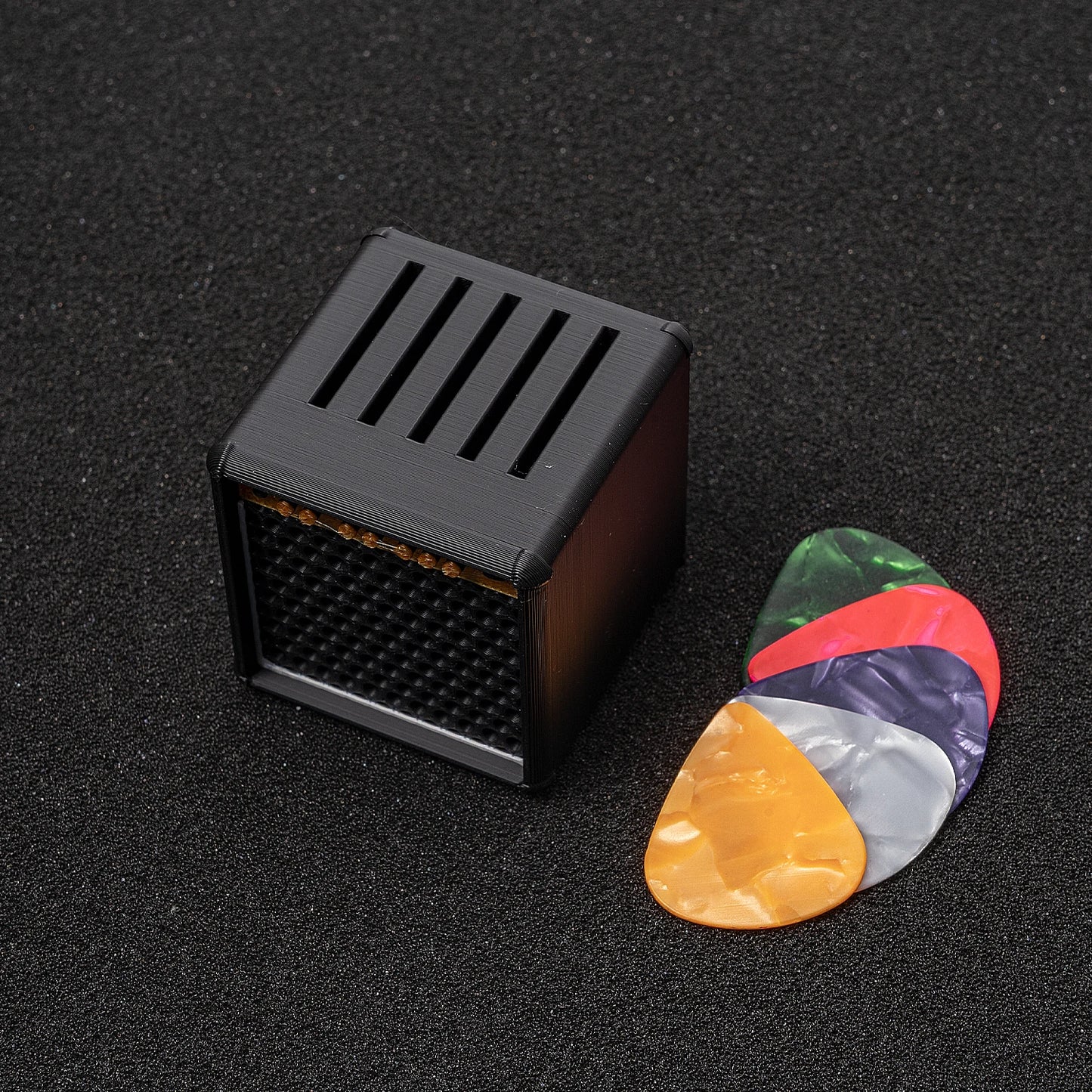A set of 5 guitar picks + 1 speaker cabinet-shaped storage box, with an adorable design specifically for guitar picks.