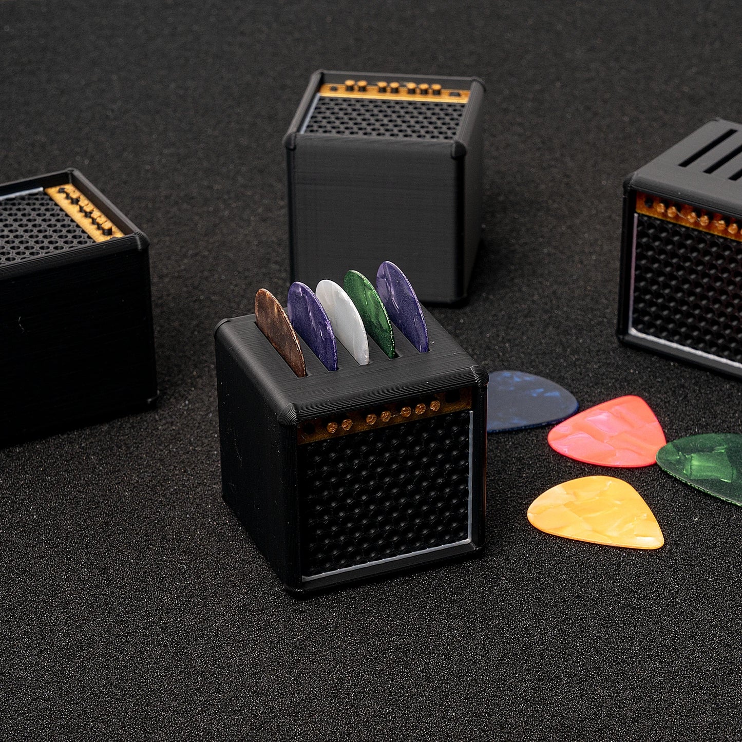 A set of 5 guitar picks + 1 speaker cabinet-shaped storage box, with an adorable design specifically for guitar picks.